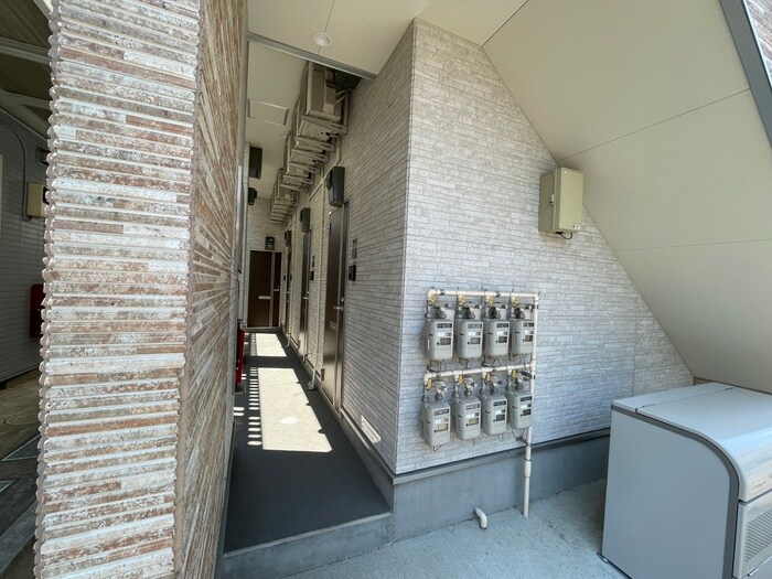 物件外観写真3　(エントランス部分)