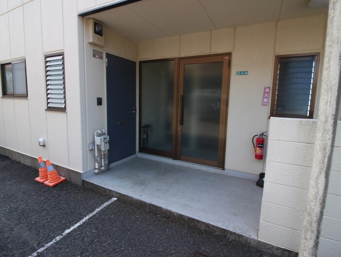 物件外観写真4　(エントランス部分)