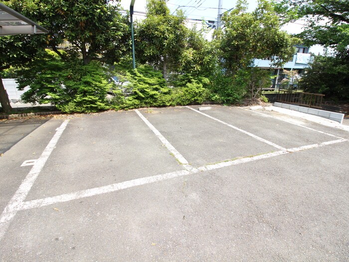 物件外観写真4　(駐車場)