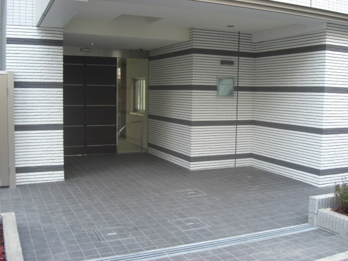 物件外観写真2　(エントランス部分)