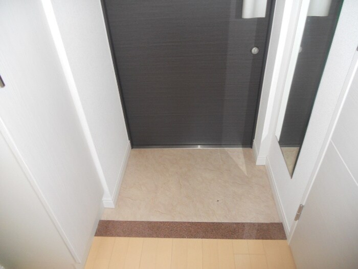 物件内観写真13　(玄関)