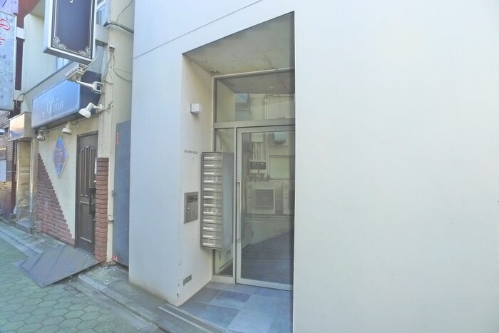 物件外観写真2　(エントランス部分)