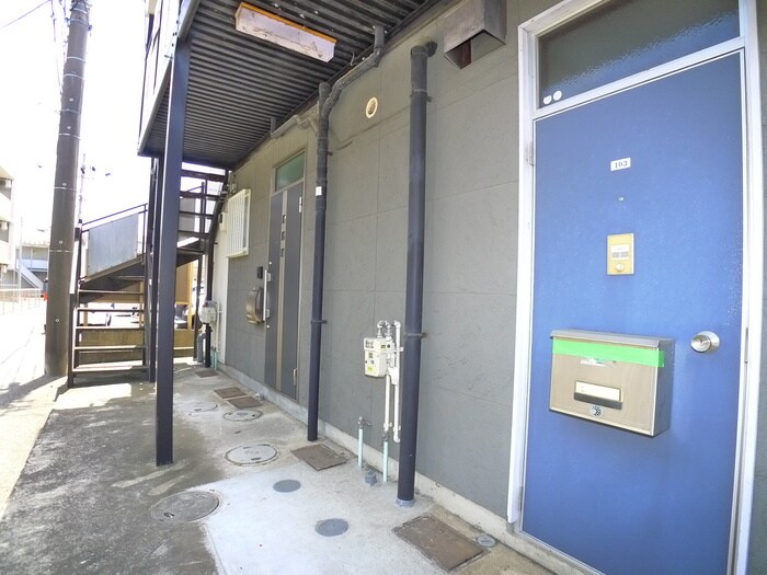 物件外観写真3　(エントランス部分)