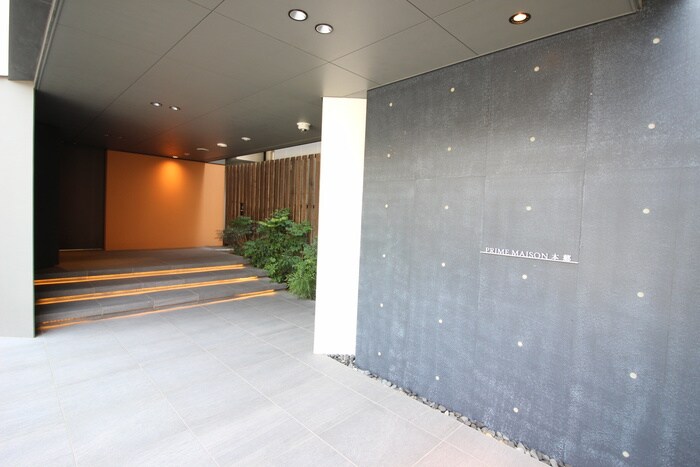 物件外観写真2　(エントランス部分)