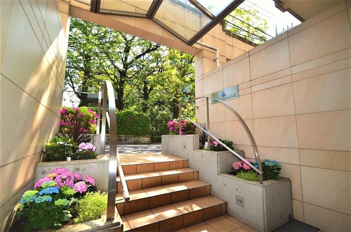 物件外観写真3　(エントランス部分)