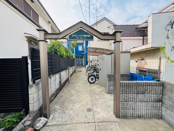 物件外観写真2　(エントランス部分)