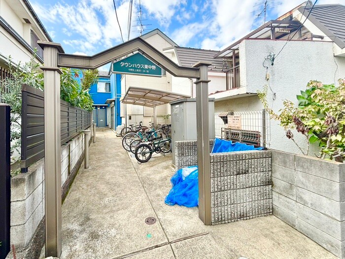 物件外観写真2　(エントランス部分)