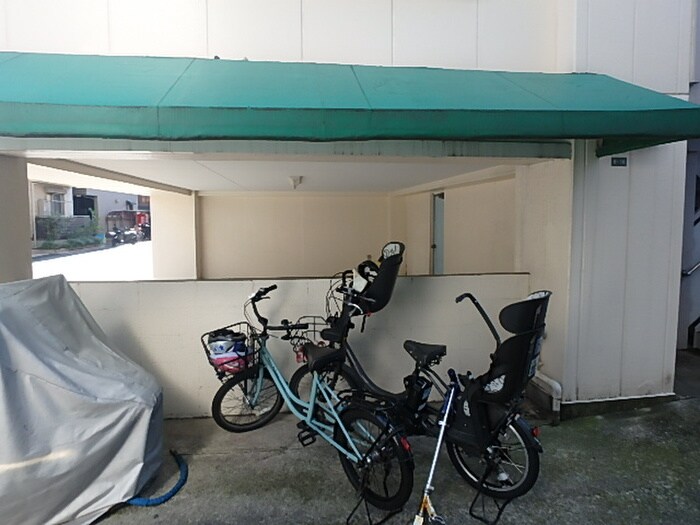 物件外観写真4　(駐輪場)