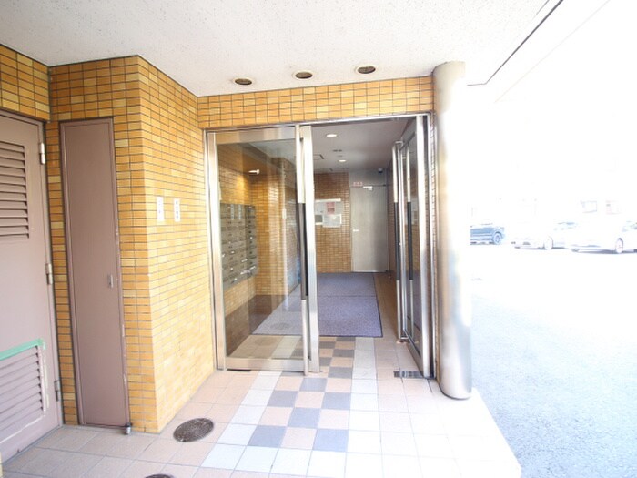 物件外観写真3　(エントランス部分)