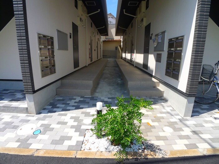 物件外観写真3　(エントランス部分)