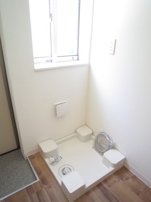 物件内観写真6　(洗濯機置場)