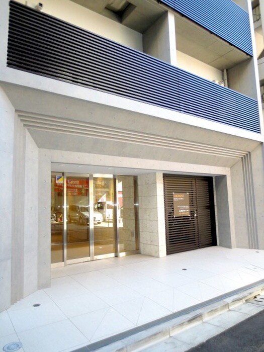 物件外観写真2　(エントランス部分)