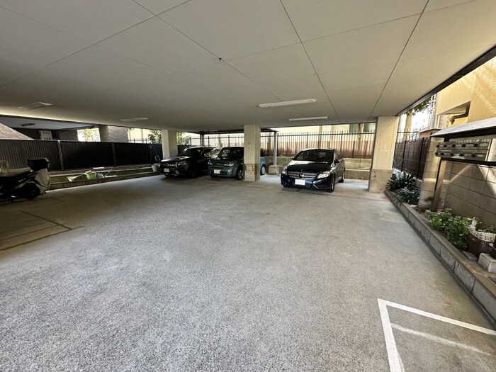 物件外観写真2　(駐車場)