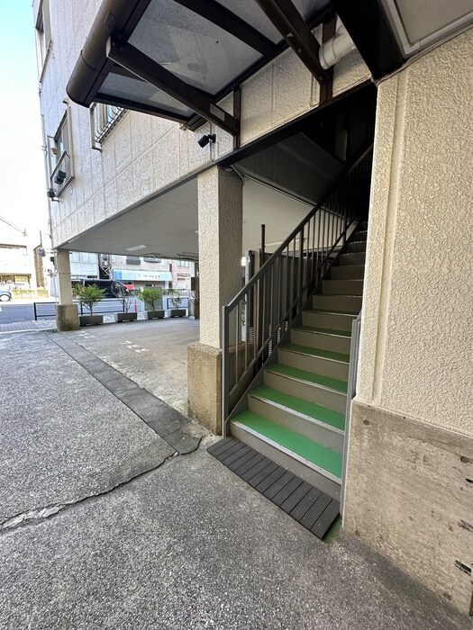 物件外観写真3　(エントランス部分)