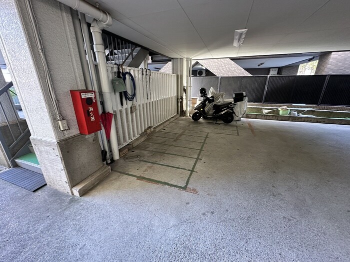 物件外観写真4　(バイク置き場)