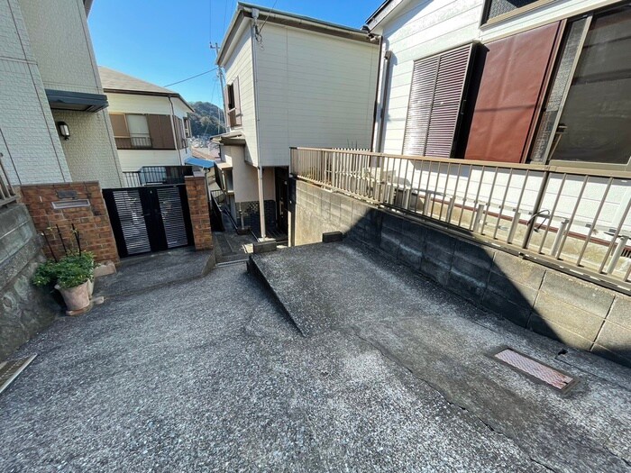 物件外観写真3　(駐車場)