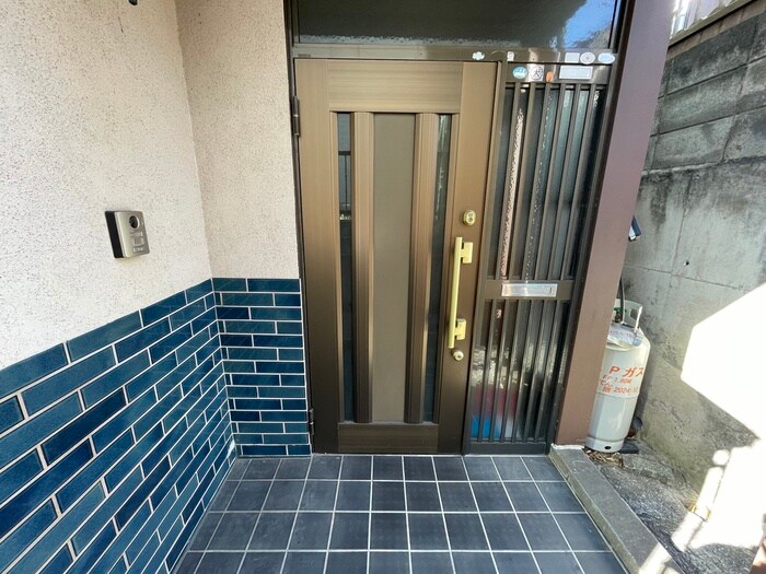 物件外観写真4　(エントランス部分)