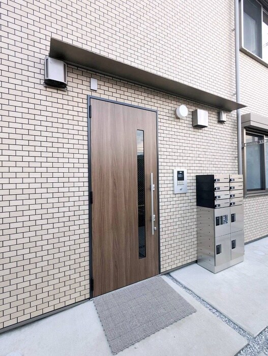 物件外観写真3　(エントランス部分)