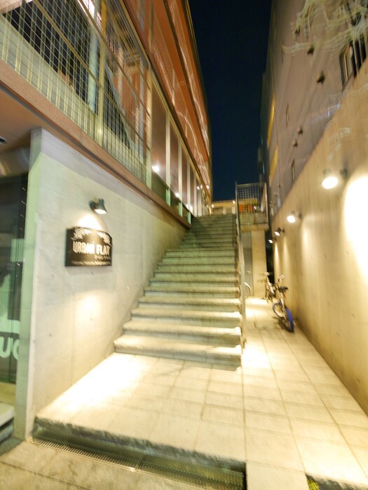 物件外観写真6　(エントランス部分)