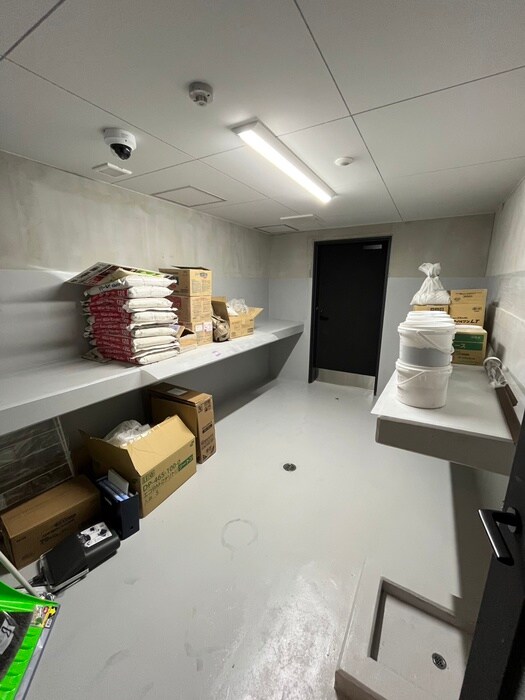 物件外観写真4　(バイク置き場)