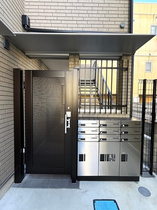 物件外観写真4　(エントランス部分)