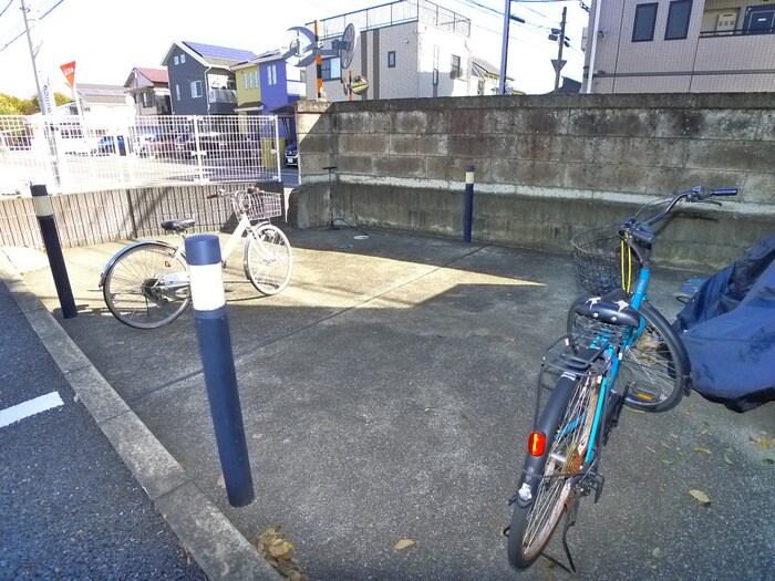 物件外観写真6　(駐輪場)