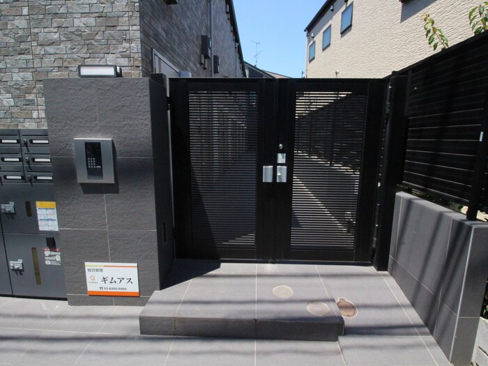 物件外観写真2　(エントランス部分)