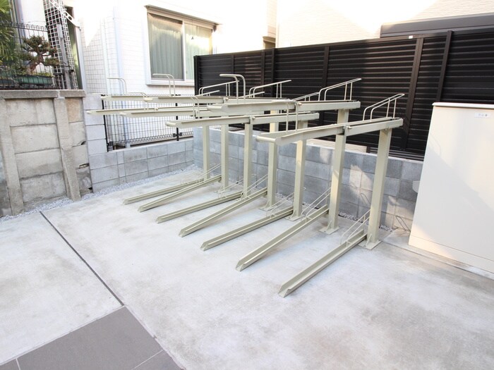 物件外観写真3　(駐輪場)