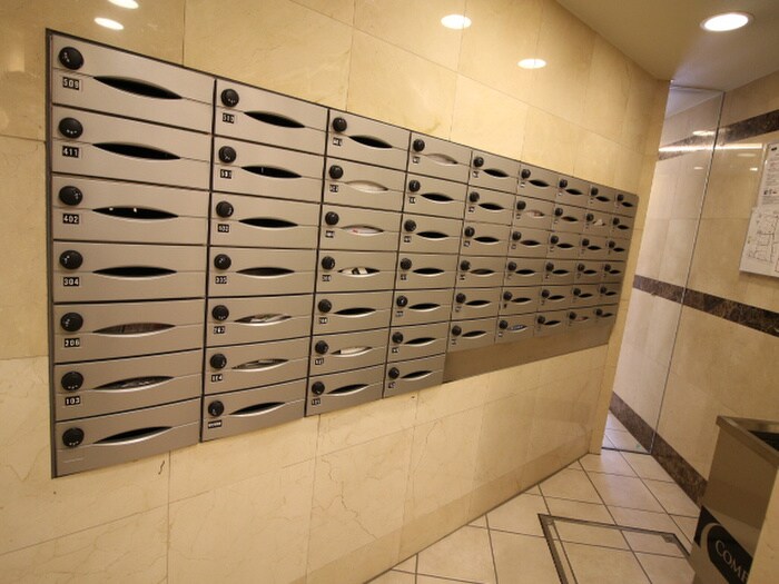 物件外観写真6　(エントランス部分)