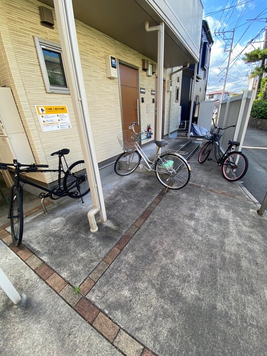 物件外観写真3　(エントランス部分)