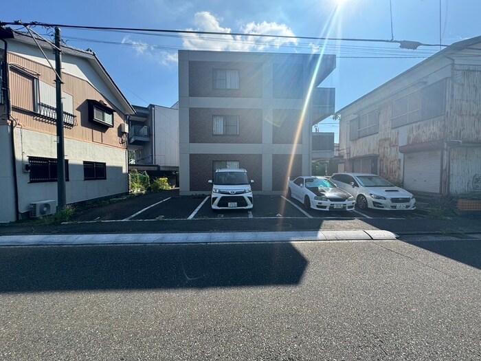 物件外観写真5　(駐車場)