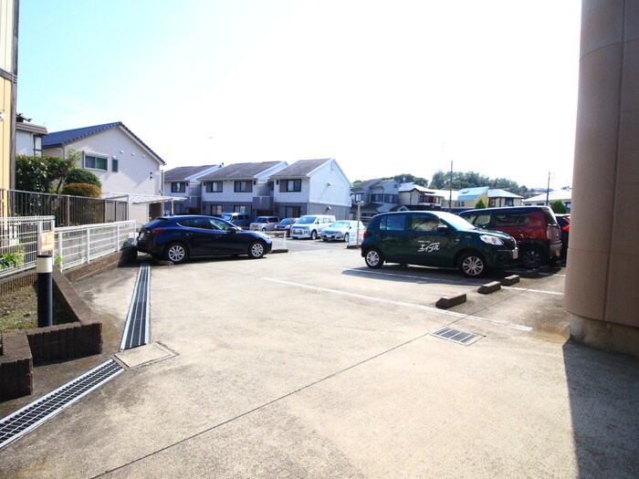 物件外観写真5　(駐車場)