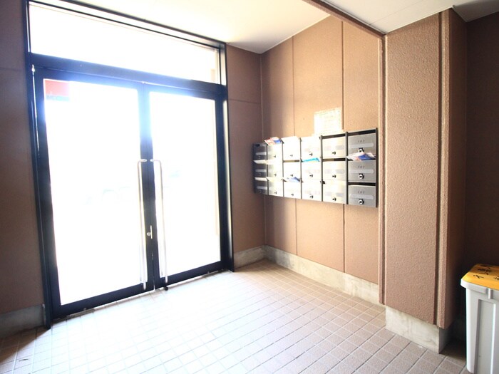 物件外観写真6　(エントランス部分)