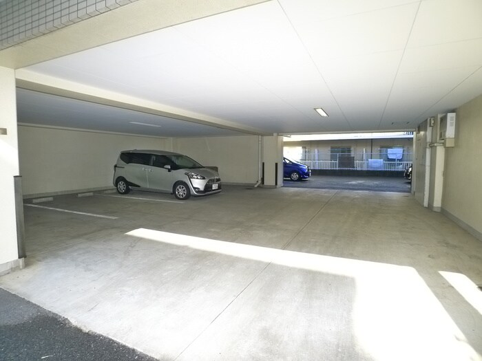 物件外観写真6　(駐車場)