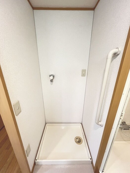 物件内観写真16　(洗濯機置場)