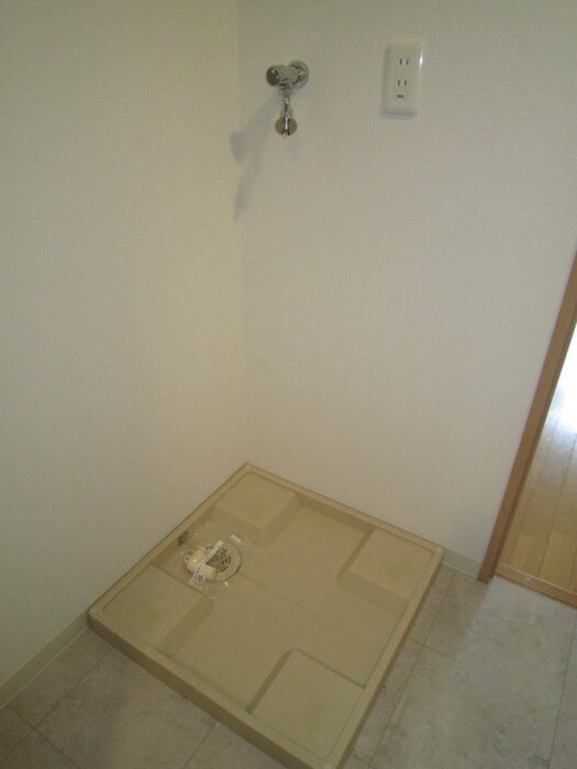 物件内観写真10　(洗濯機置場)