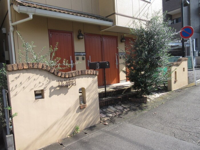 物件外観写真3　(エントランス部分)