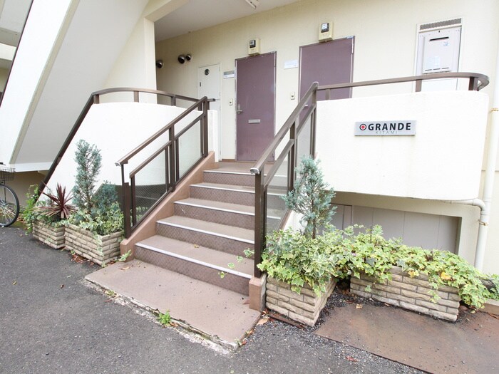 物件外観写真2　(エントランス部分)