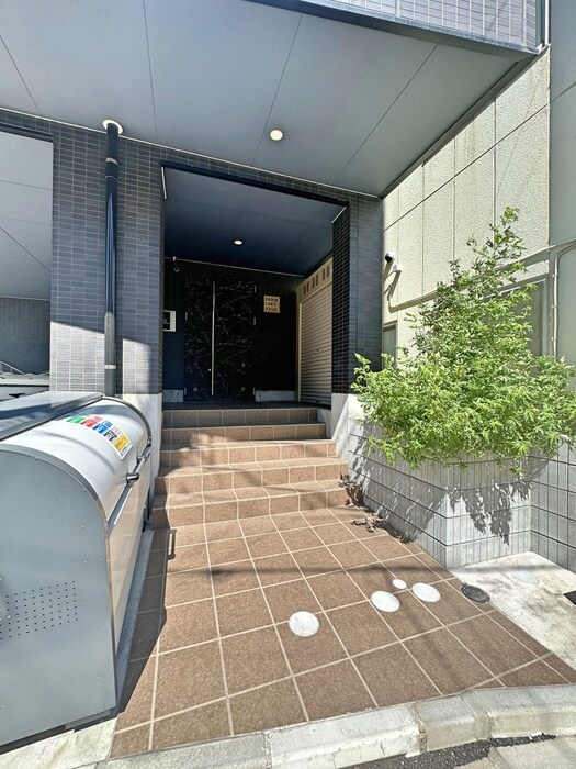物件外観写真2　(エントランス部分)