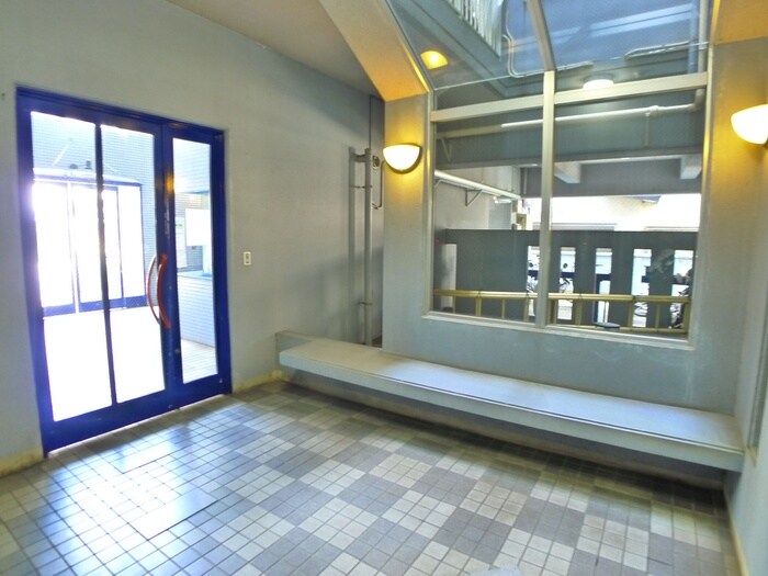 物件外観写真2　(エントランス部分)