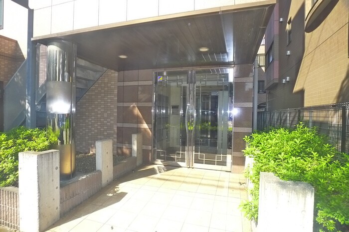 物件外観写真2　(エントランス部分)