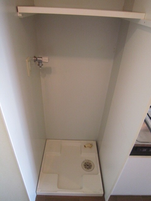 物件内観写真16　(洗濯機置場)