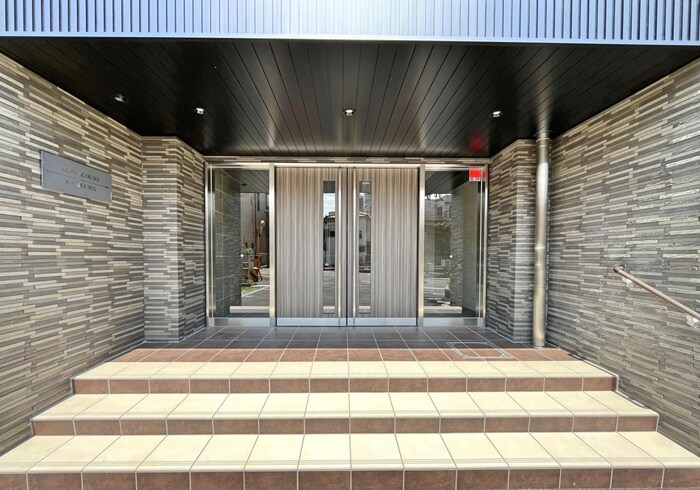 物件外観写真2　(エントランス部分)