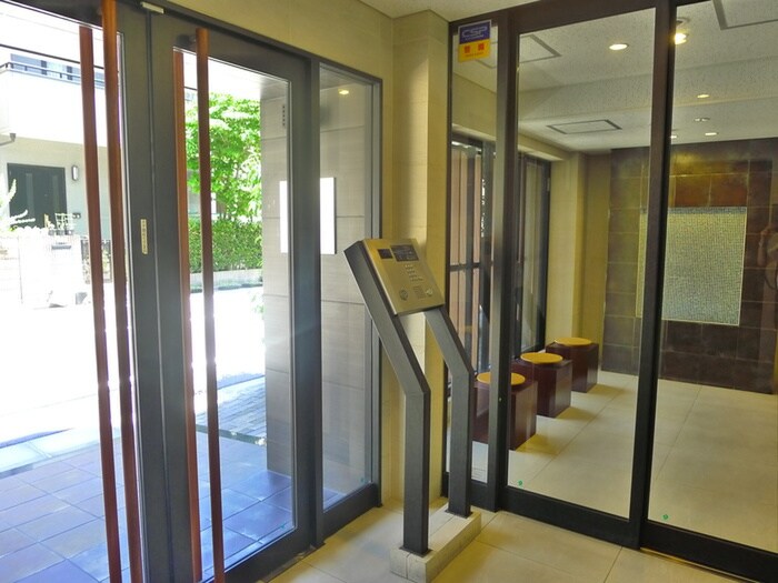 物件外観写真3　(エントランス部分)