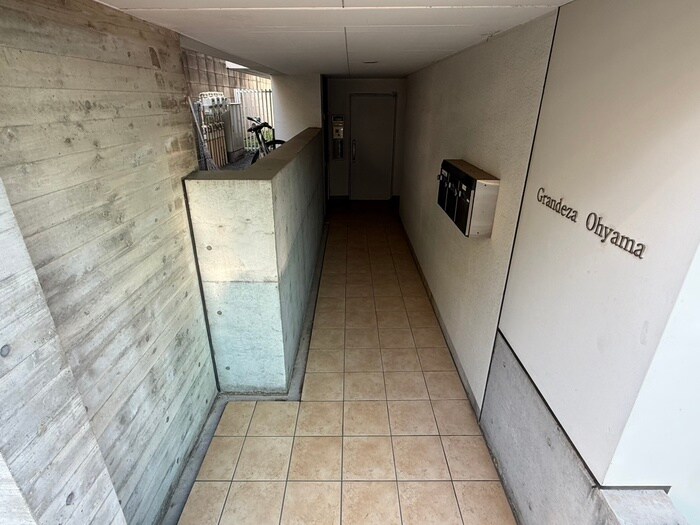 物件外観写真2　(エントランス部分)