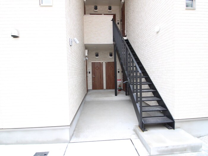 物件外観写真2　(エントランス部分)