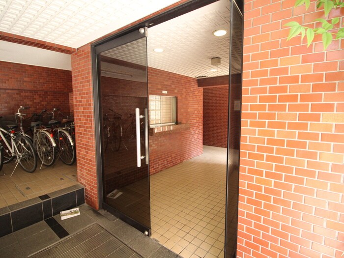 物件外観写真3　(エントランス部分)