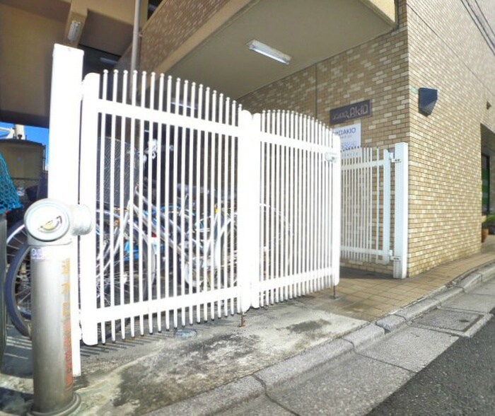 物件外観写真2　(駐輪場)