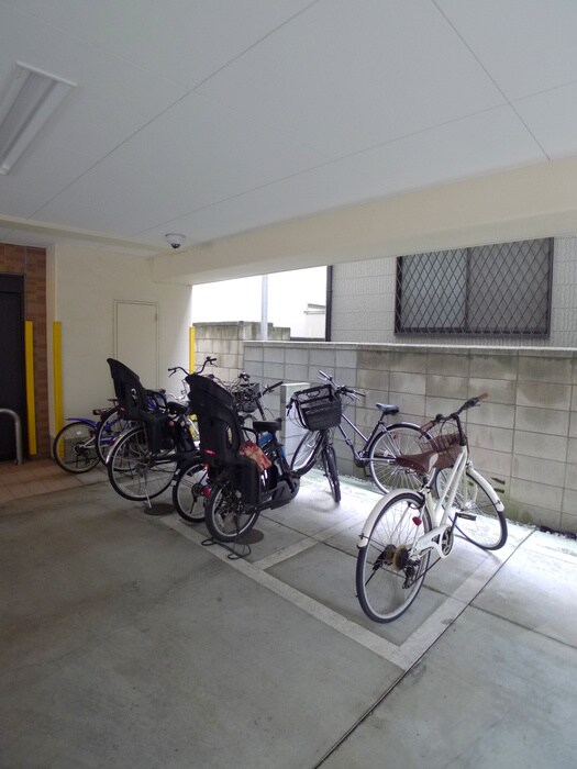 物件外観写真3　(駐輪場)