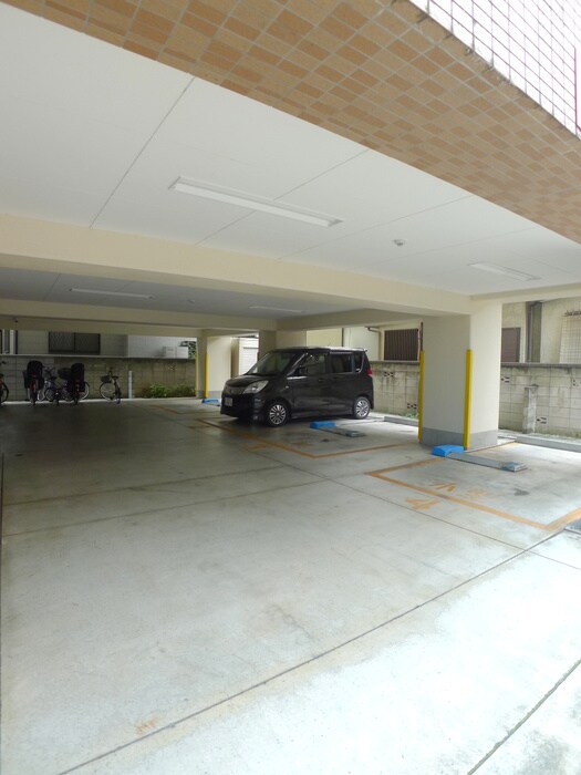 物件外観写真4　(駐車場)